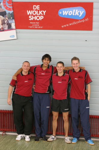 Docos/Wolkyshop.nl Jongens 1 (van links naar rechts: coach Peter Milikan, Joris Bruijning, Max Verberg & Joey van Elswijk)