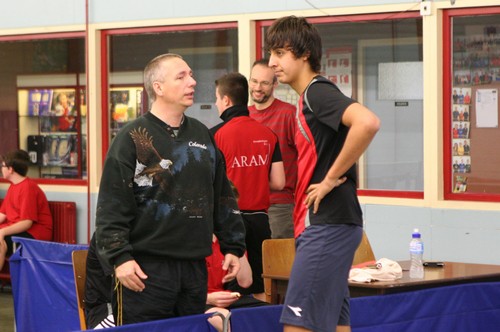 Coach Peter Milikan geeft aanwijzingen aan Thomas Bruijning
