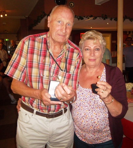 Joop Uiterdijk & Ria van Cassel met hun speldje als ere-lid van Docos