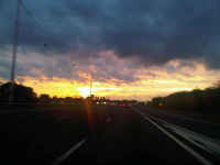 We reden de zonsondergang tegemoet