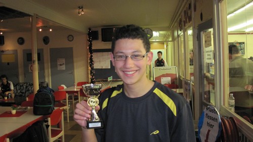 Foto 13: Mischa showt trots zijn prijs :-)