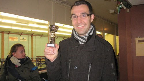 Foto 15: Een trotse Martijn laat zijn prijs zien