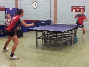 Die backhand service van Danny vormde geen probleem voor Max