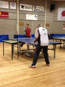 Training 2 op zondagochtend... Marcel aan 't inspelen tegen Manfred