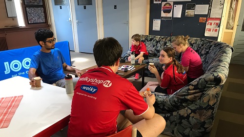 Foto 23 En eindelijk lekker zitten na heel erg hard trainen
